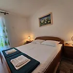 아파트 Marin Kl For 5 Persons 클레노비차